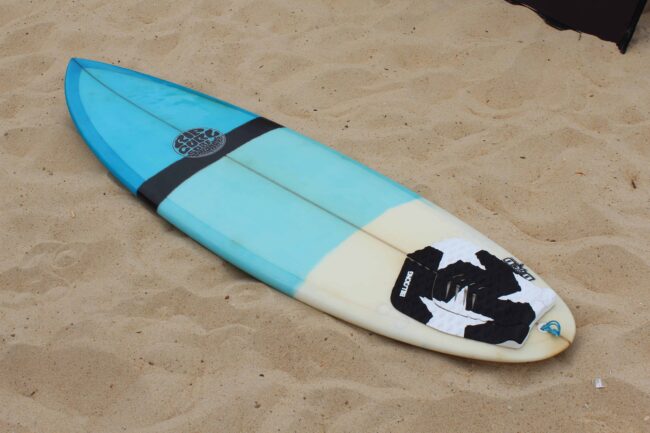 planche de surf avec un grip