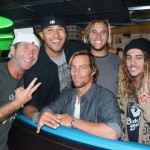 Passer une soirée avec des surfeurs