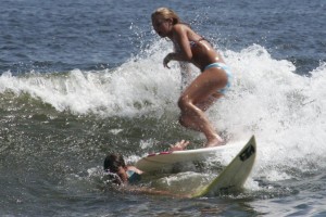 surfeuse qui tape un autre surfer