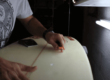reparation d'un pet sur la carène d'une planche de surf
