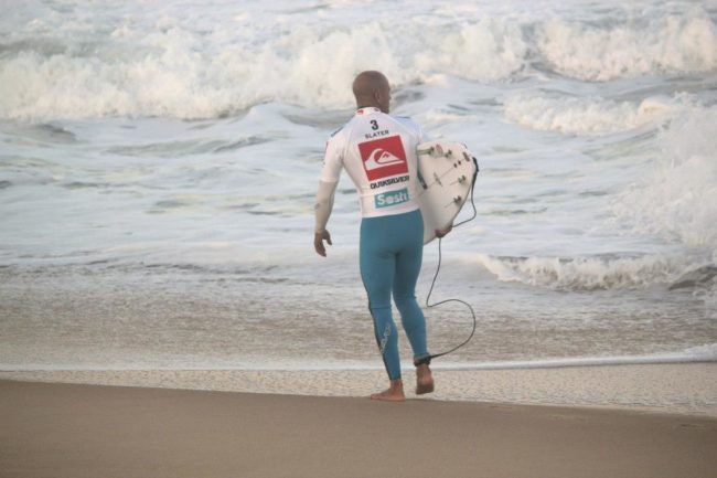 Kelly Slater en train de marcher sur la plage